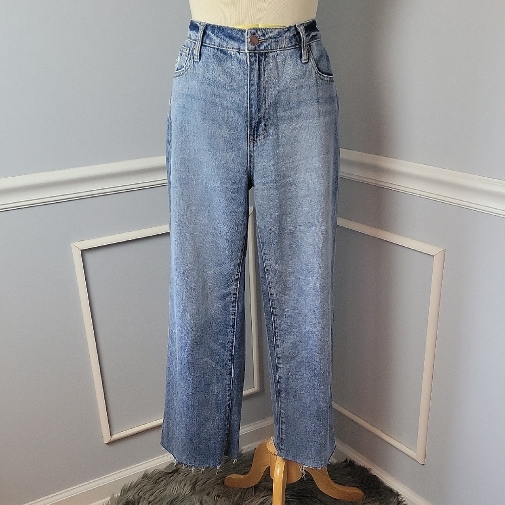 OLIVER LOGAN Light Wash  Stretch Raw Hem Straight Leg Cropped Distressed Jean 28
